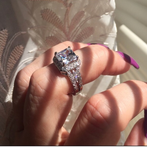 🏆HOST PICK🏆💫💎Antique Style Faux Diamond Ring - Picture 3 of 5